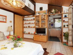 梅舍德Holiday home on Lake Henne with terrace的客厅配有桌子和电视