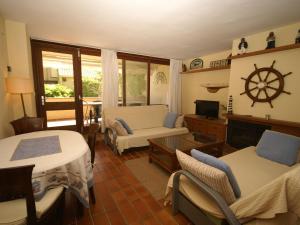 Inviting Apartment in Playa de Pals with Pool的休息区