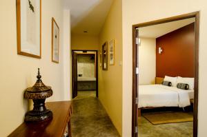 拜县拜县丽路酒店的一间酒店客房 - 带一张床和一间浴室