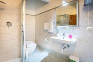 佛罗伦萨安帝卡莫尼耶B&B酒店的一间带水槽、卫生间和镜子的浴室