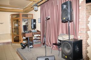 彼得罗巴甫洛夫斯克Hotel Hizhina的录音室,配有扬声器和监视器