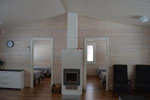 Kesälahti洛克假日酒店的带壁炉的客房和带两张床的客房。