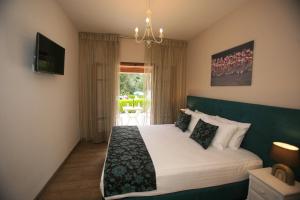 阿普索斯Summer Wine Friendly Resort的一间卧室配有一张带绿色床头板的床