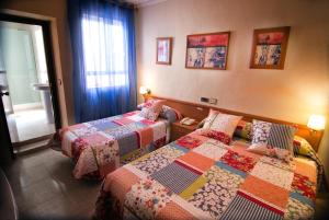 圣地亚哥德拉里贝拉马德里酒店的客房设有两张床和窗户。