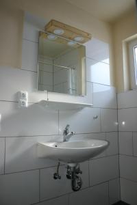 圣卡尼兹Bungalows Karin的白色的浴室设有水槽和镜子