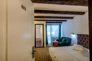 米奥修德萨斯切勒格雷迪斯莫西度假村的一间卧室配有一张床和一张蓝色椅子