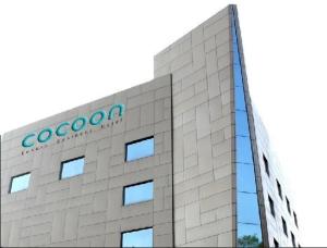 丹巴德Cocoon Luxury Business Hotel的旁边是一座带谷歌标志的建筑