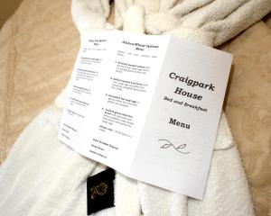 艾尔德里克雷格公园之家旅馆的白色毛巾上的酒店菜单