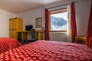 米奥修德萨斯切勒格雷迪斯莫西度假村的一间卧室设有红色的床和窗户。