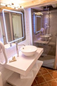 Hotel La Maison des Peyrat的一间浴室