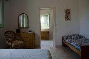 马鲁焦Villa Lucia的一间卧室配有一张床、梳妆台和镜子
