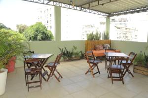 里约热内卢小屋旅舍的一个带桌椅和植物的庭院