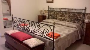 阿斯科利皮切诺Piccola corte的一间卧室配有两张床和一张长凳