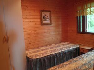 RääkkyläKoskelon Lomamökit的小木屋内的一个床位