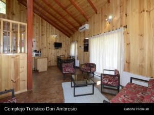 El ManzanoCabanas Turismo Don Ambrosio的客厅配有沙发、椅子和桌子