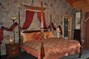 Elkwood Manor Bed & Breakfast客房内的一张或多张床位
