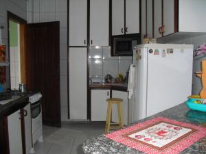 Casa Temporada em Caraguatatuba的厨房或小厨房