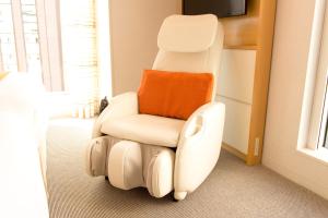 东京remm Hibiya的白色躺椅和橙色枕头