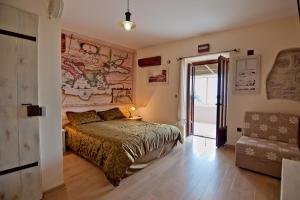 佩特罗瓦纳莫鲁梅汀拉斯图公寓的卧室配有一张床,墙上挂着一个大壁画