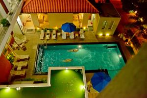 阿努拉德普勒喜兰旅馆的享有带遮阳伞的游泳池的顶部景致