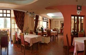 弗尔尼亚奇卡矿泉镇B&B Vila Raj的餐厅配有桌椅和白色桌布