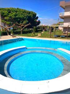 瓦尔索洛米翁Glyfa Beach Hotel的蓝色海水大型游泳池