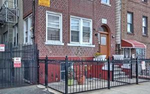 布朗克斯Two Bedroom Apartment - North East Bronx的砖楼前的黑色栅栏