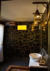 枚州县Mai Chau Moment Spa & Resort的一间带水槽和石墙的浴室