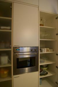 加尔达湖滨Riva Celeste的白色橱柜内带烤箱的厨房