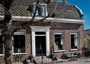 Kockengen科卡内之家住宿加早餐旅馆的红砖房子,有黑色的门
