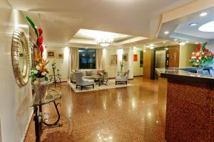 巴拿马城珊瑚套房酒店的酒店大堂,设有客厅