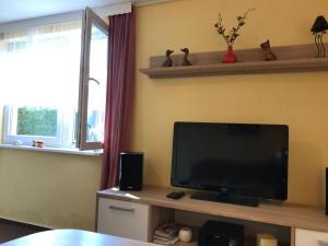 普雷罗Zum Nordstrand的客厅配有平面电视和窗户。