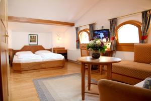 萨尔察赫河畔戈灵瑞特旅馆的酒店客房设有两张床和一张桌子。