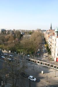 斯特拉斯堡L'Appartement de l'Observatoire的享有城市街道的空中景致,设有汽车