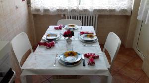 阿罗纳Appartamento Corallo的一张白色桌子,上面放着食物板