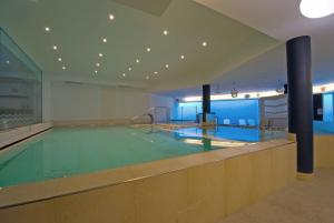 奥赛Spa酒店内部或周边的泳池