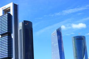 马德里卡勒马里西奥勒让德公寓的蓝色天空下城市的三座高楼