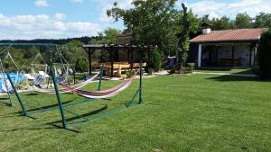 DŭbravkaGuest House Relax的庭院内一个带两张吊床的游乐场