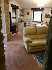 圣马力诺Residence Riccardi的带沙发的客厅和厨房