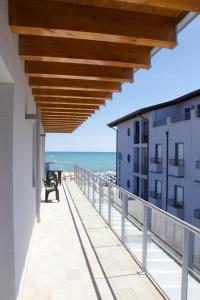 卡奥莱Residence la Perla的享有海滩美景的阳台