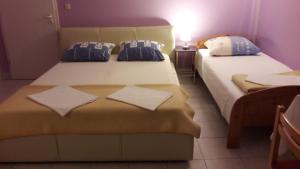 斯克拉丁Guesthouse Ivan的一间卧室配有两张带枕头的床。