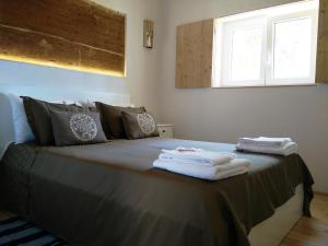 BicosTaipa 2 - Casas de Campo do Junqueirinho的一间卧室配有带毛巾的床
