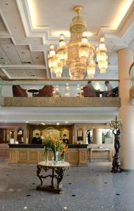圣地亚哥圣地亚哥富豪太平洋大酒店的大堂设有鲜花桌