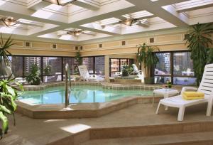 圣地亚哥圣地亚哥富豪太平洋大酒店的一座带喷泉的游泳池
