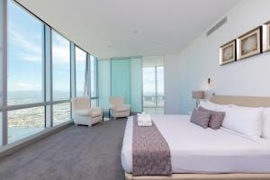 黄金海岸Q1官方度假村 的一间卧室设有一张大床和玻璃窗