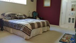 Ninderry山顶桃源旅馆的一间卧室配有一张床铺,床上有毯子