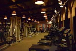 莫希凯丽曼若爱格酒店的健身房设有一排跑步机和灯光