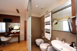 阿西西达尔莫罗画廊酒店的一间带水槽、卫生间和镜子的浴室