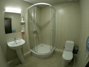 第比利斯Hotel Imperial的带淋浴、卫生间和盥洗盆的浴室