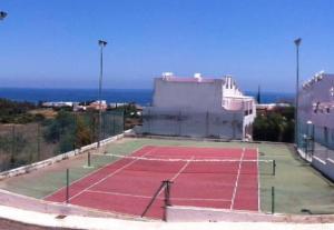 Duplex Turisticos MojaMar Playa内部或周边的网球和/或壁球设施
